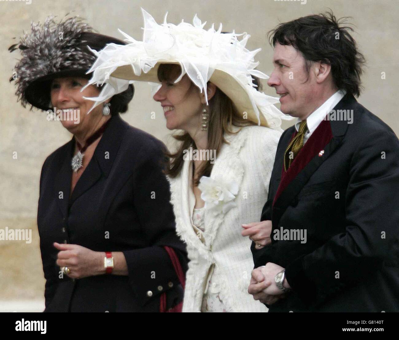 Der Musiker Jools Holand (R) und seine Frau (C) kommen an. Stockfoto