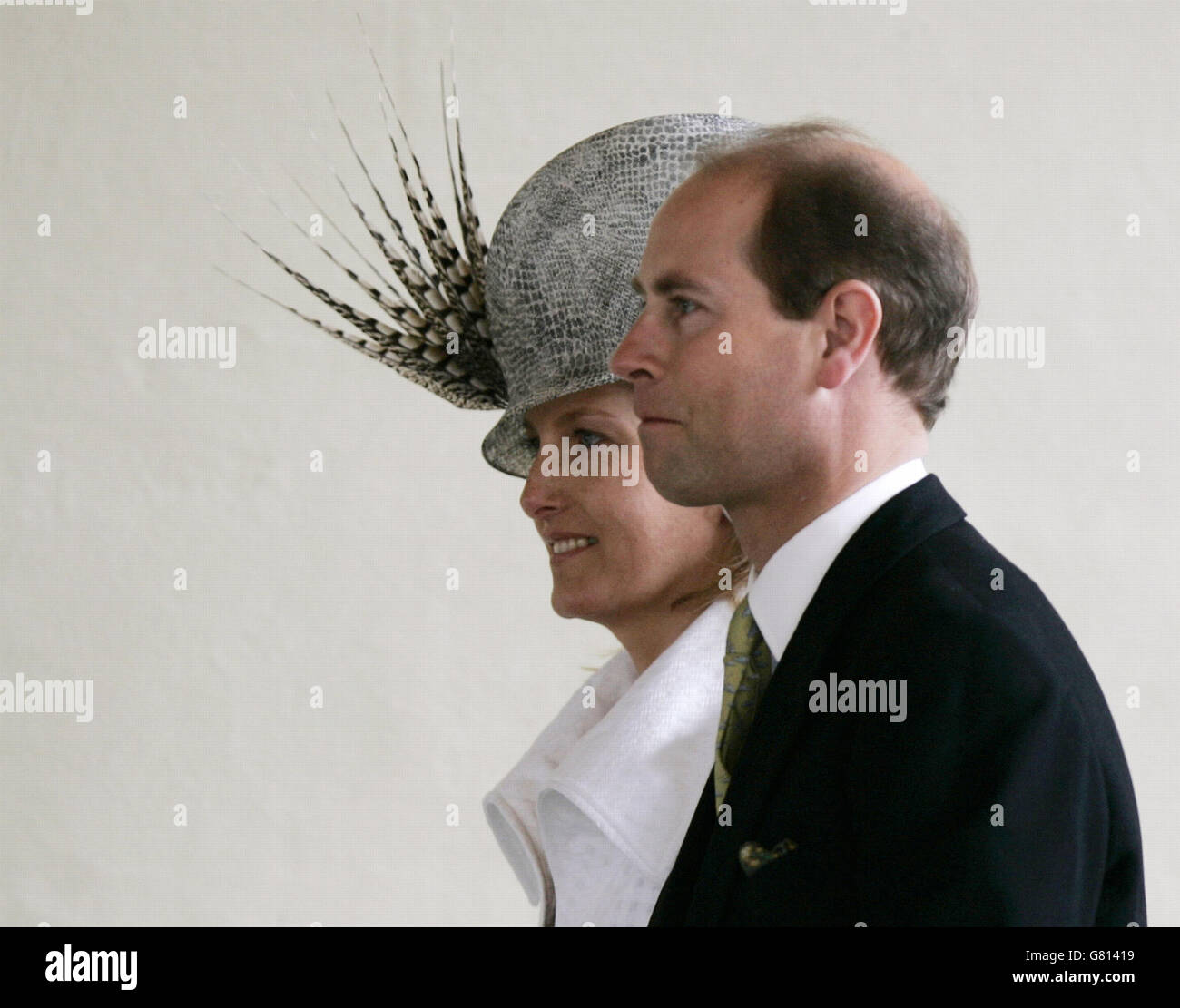 Königliche Hochzeit - Hochzeit von Prinz Charles und Camilla Parker Bowles - zivile Zeremonie - Windsor Guildhall. Der britische Graf und die Gräfin von Wessex kommen an. Stockfoto