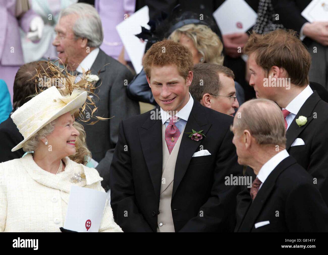 Prinz Harry (C) steht zwischen Königin Elizabeth (L) und ihrem Mann, dem Herzog von Edinburgh (R), zusammen mit seinem Bruder Prinz William (R Rear). Stockfoto