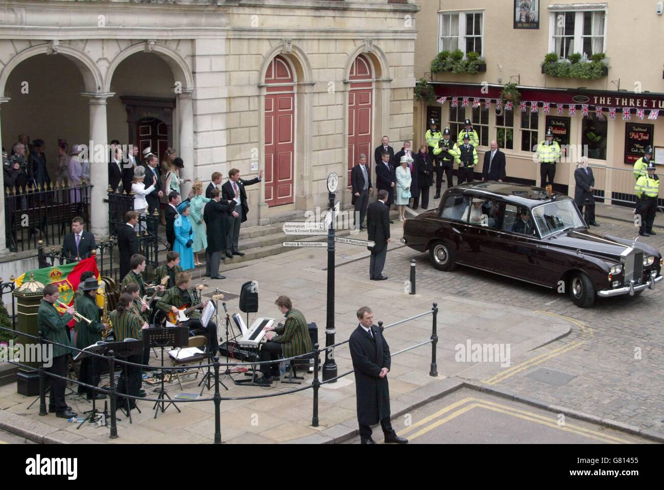 Königliche Hochzeit - Hochzeit von Prinz Charles und Camilla Parker Bowles - zivile Zeremonie - Windsor Guildhall. Das Royal Car verlässt das Standesamt. Stockfoto