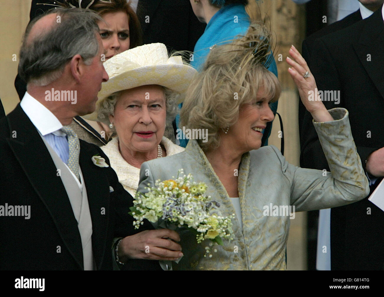 Königin Elizabeth II., zweite von links, blickt auf ihren Sohn, den Prinzen von Wales, und seine Braut Camilla, Herzogin von Cornwall, als sie die St. George's Chapel in Windsor verlassen, nachdem die Kirche ihre standesamtliche Trauung gesegnet hatte. Stockfoto