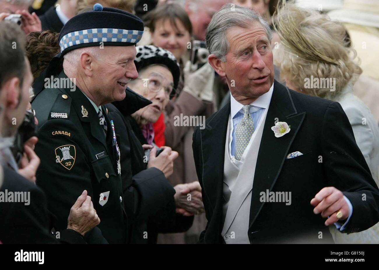 Der britische Prinz Charles und die Herzogin von Cornwall sprechen draußen mit Mitgliedern der Menge. Stockfoto