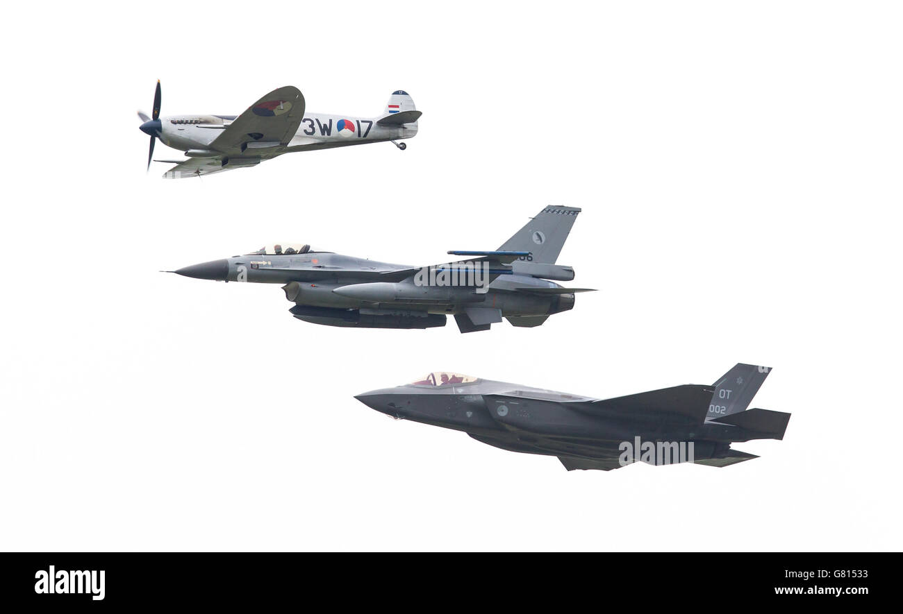 LEEUWARDEN, Niederlande - 11. Juni 2016: F-35 Lightning II, f-16 und Spitfire Vorbeiflug am königlichen niederländischen Luftwaffe Tage Stockfoto