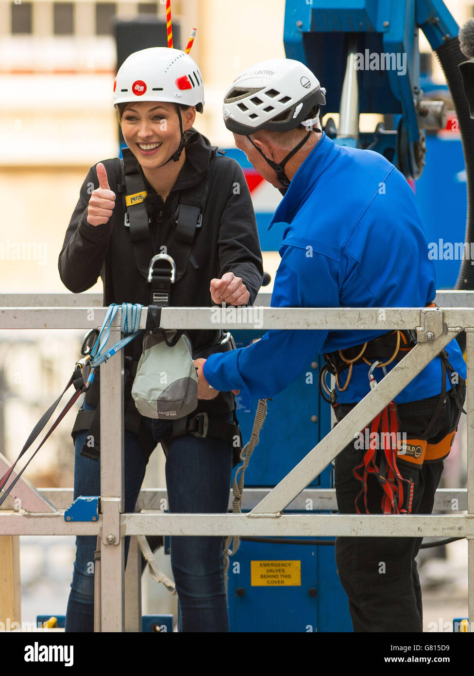 Die hochgeschätzte Moderatorin Emma Willis, bevor sie von einer 25 Meter hohen Plattform auf ein Trapez vor dem BBC Broadcasting House, London, springen konnte, um die neue BBC Saturday Night-Unterhaltungsshow Prized Apart zu starten. Stockfoto