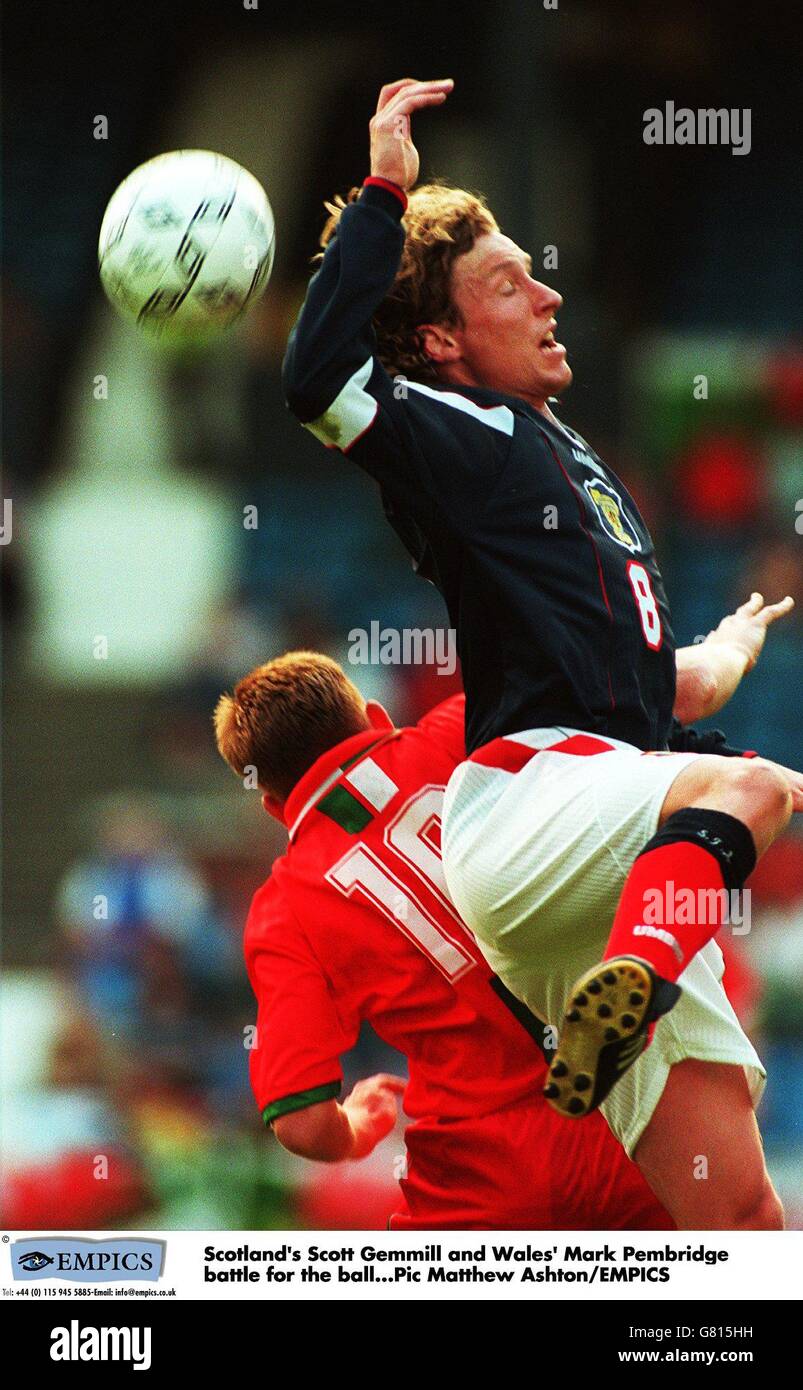 Scotland's Scott Gemmill und Wales' Mark Pembridge kämpfen um die Ballr Stockfoto