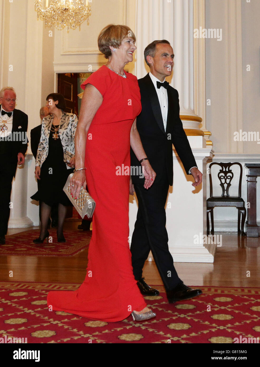 Der Gouverneur der Bank of England Mark Carney (rechts) und die Bürgermeisterin Gilly Yarrow beim Lord Mayor's Dinner für die Bankiers und Händler der City of London im Mansion House in der City of London. Stockfoto