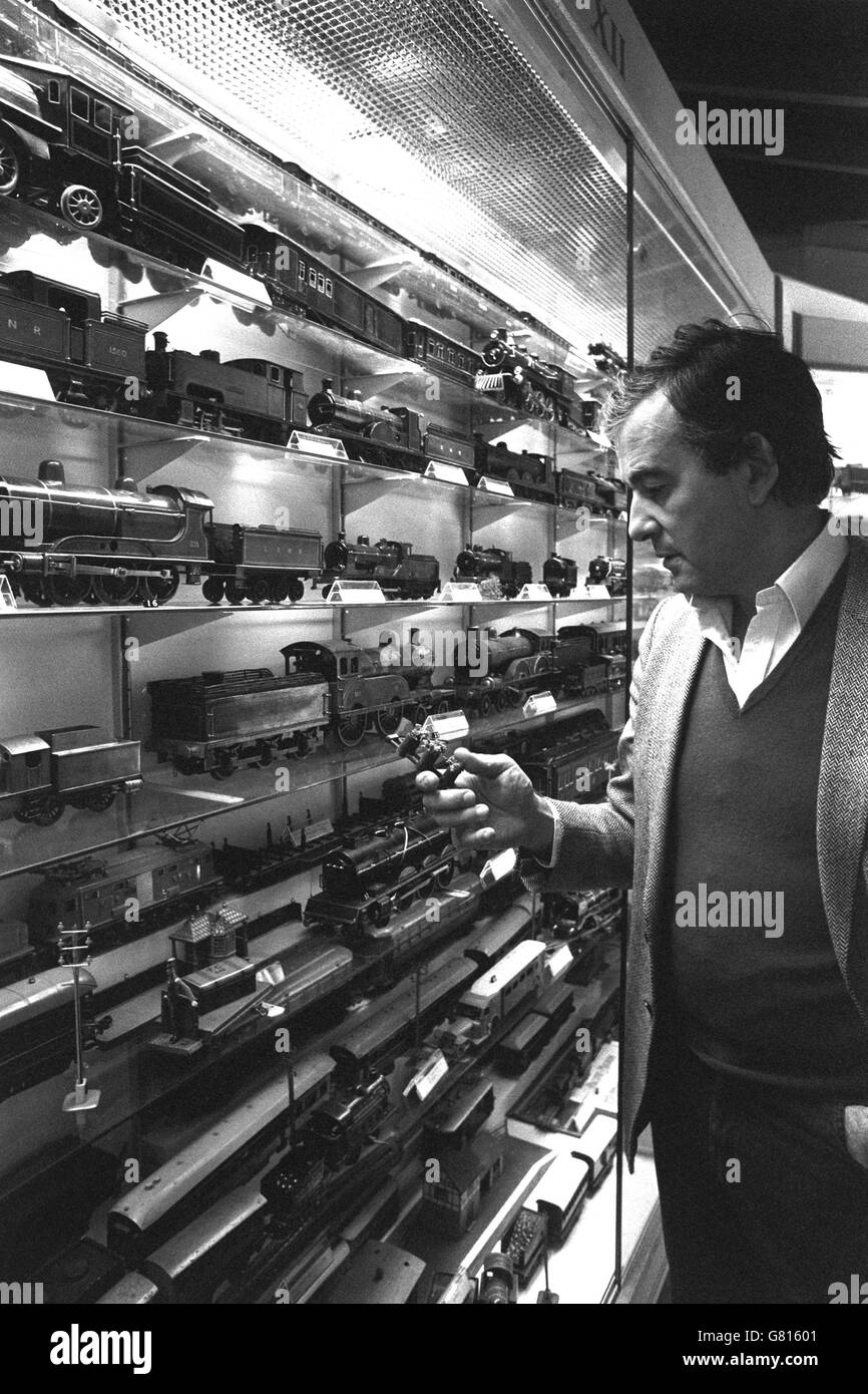 Allen Levy, seit 20 Jahren ein Modelleisenbahn-Enthusiast, sieht sich einen kleinen Teil der Züge an, die im London Toy and Model Museum in Paddington, London, das er im Mai 1982 eröffnete, ausgestellt sind. Stockfoto