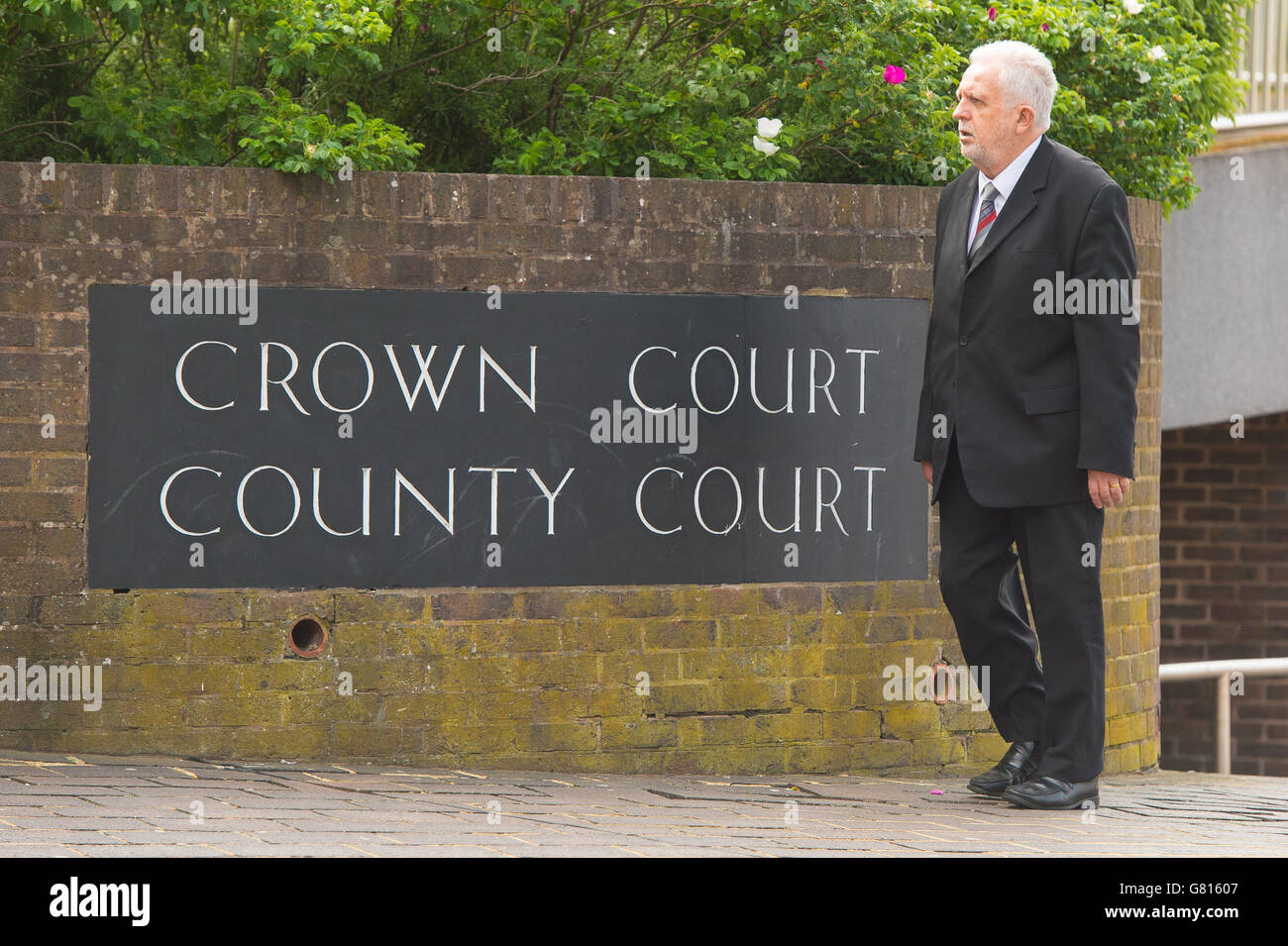 Doktor Errol Cornish verlässt eine Vorverhandlung am Maidstone Crown Court, Kent, wo er wegen grober Fahrlässigkeit der Grundschullehrerin Frances Cappuccini angeklagt wird, die nach der Geburt durch Kaiserschnitt starb. Stockfoto