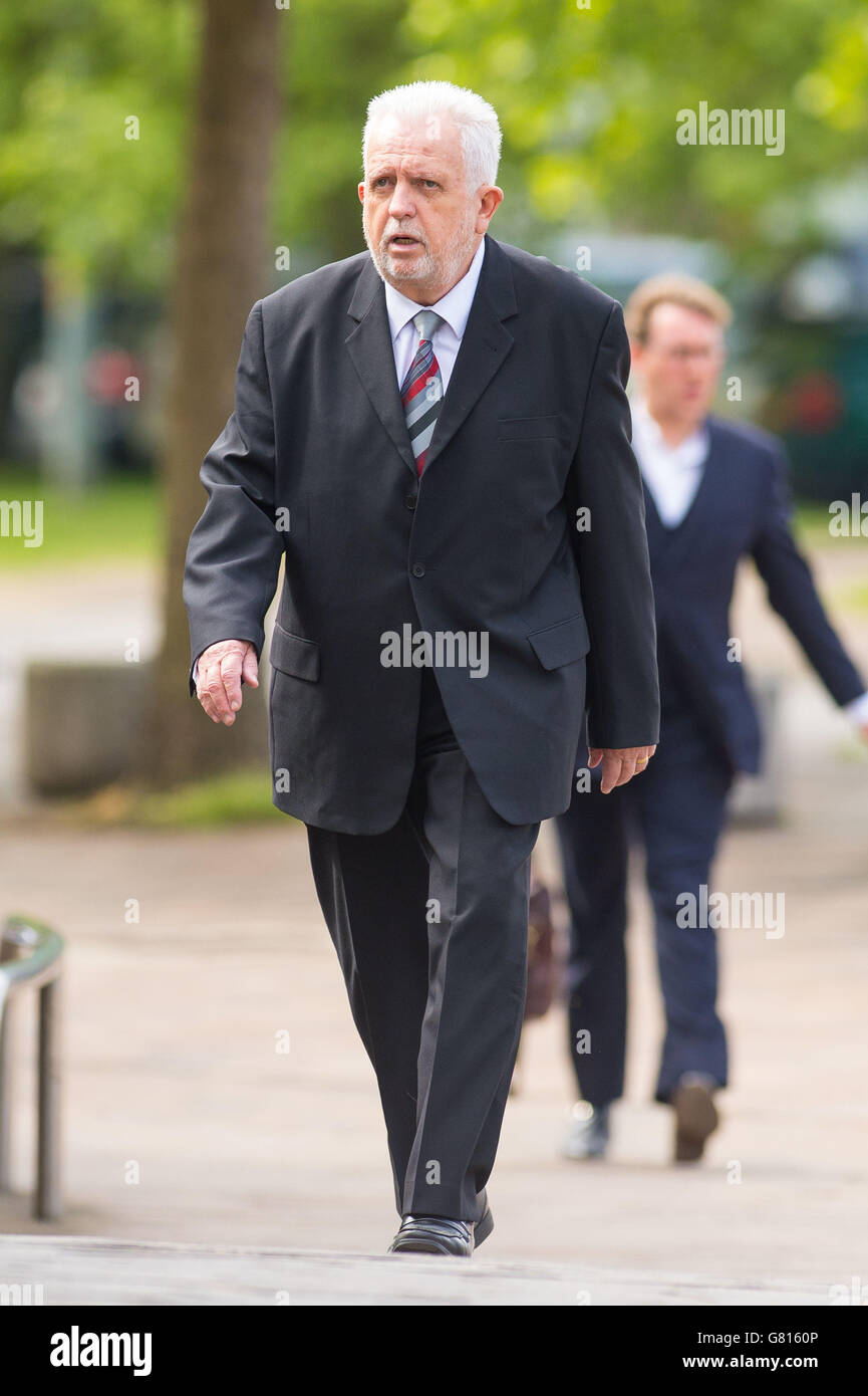 Doktor Errol Cornish verlässt eine Vorverhandlung am Maidstone Crown Court, Kent, wo er wegen grober Fahrlässigkeit der Grundschullehrerin Frances Cappuccini angeklagt wird, die nach der Geburt durch Kaiserschnitt starb. Stockfoto