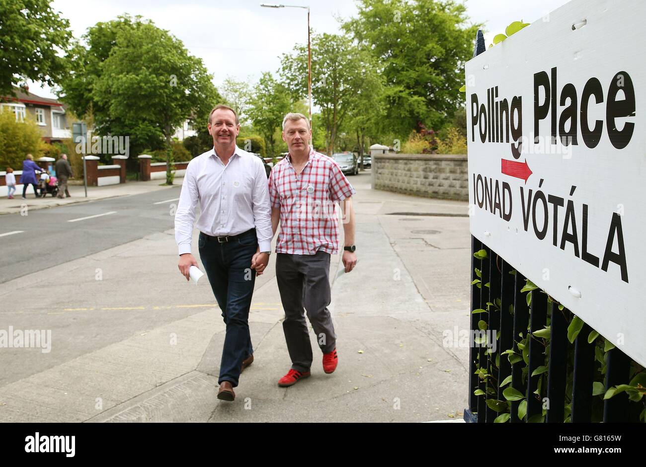Vier Jahre dauernder Lebenspartner Paul Higgins (rechts) und Richard Lucey, die seit 19 Jahren in einer Beziehung stehen, kommen zu ihrem Wahllokal in Cabra, Dublin, um für das Referendum über die Homo-Ehe zu stimmen. Stockfoto