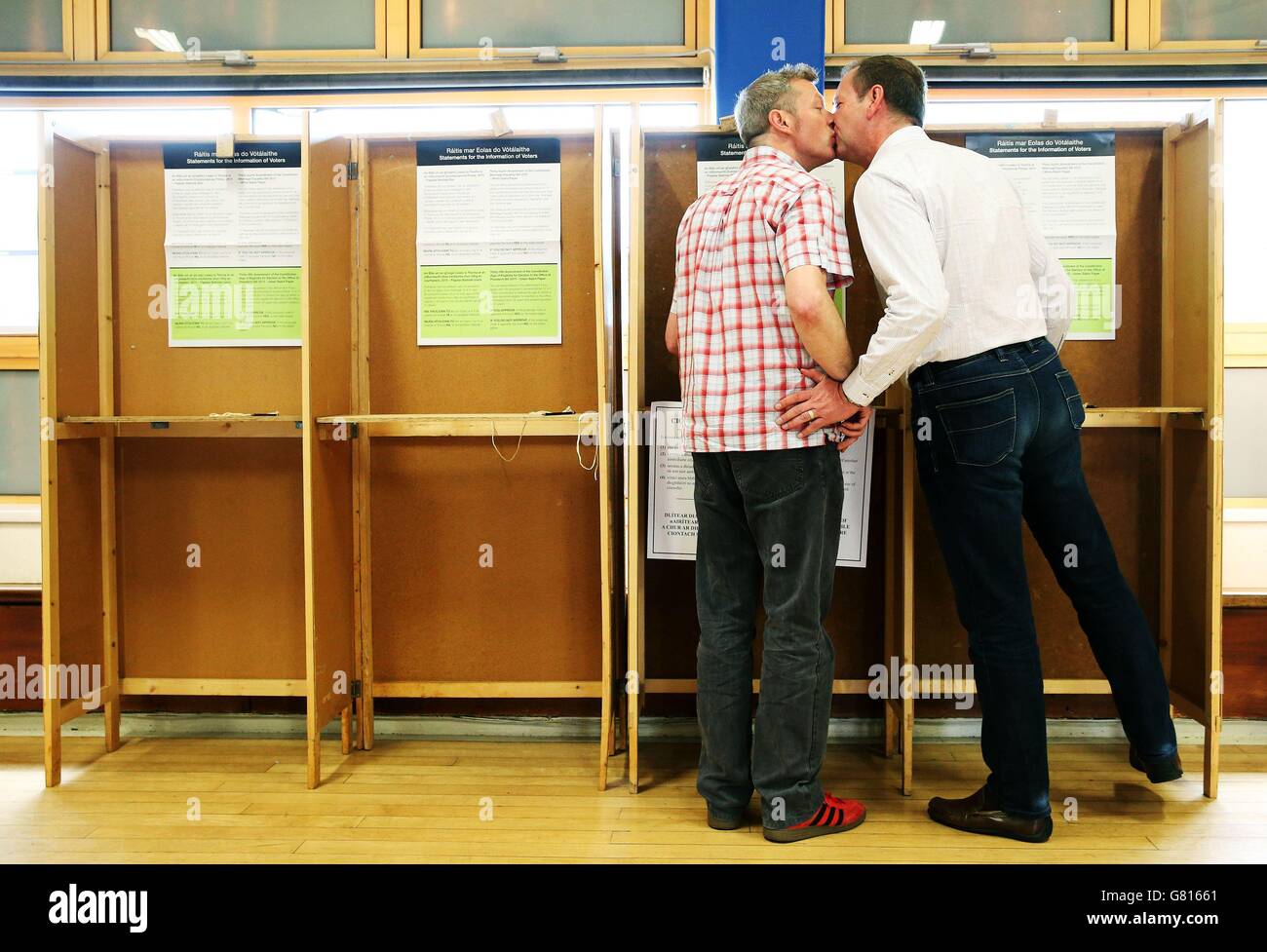 Vier-jährige Lebenspartner Paul Higgins (links) und Richard Lucey, die seit 19 Jahren in einer Beziehung stehen, bereiten sich darauf vor, in ihrem Wahllokal in Cabra, Dublin, ihre Stimme für das Referendum über die Homo-Ehe abzugeben. Stockfoto