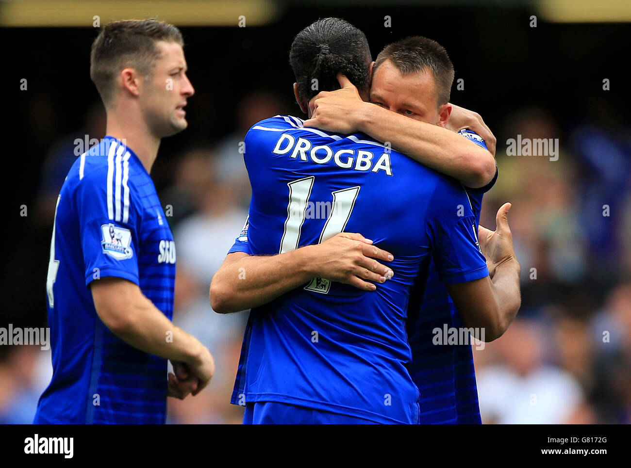 Chelseas Kapitän Didier Drogba umarmt in seinem letzten Spiel Mannschaftskapitän John Terry vor dem Spiel der Barclays Premier League in Stamford Bridge, London. Stockfoto