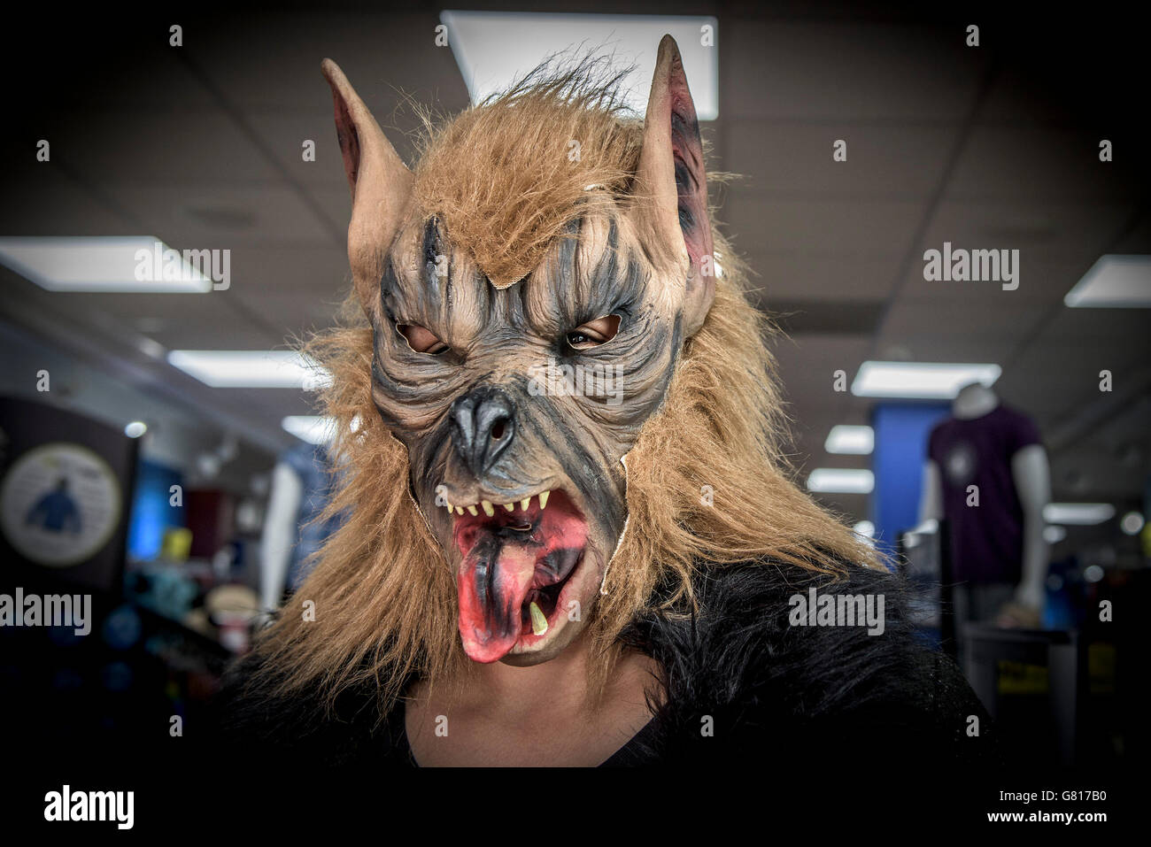 Eine Frau trägt ein erschreckend Wolf Kopfmaske. Stockfoto
