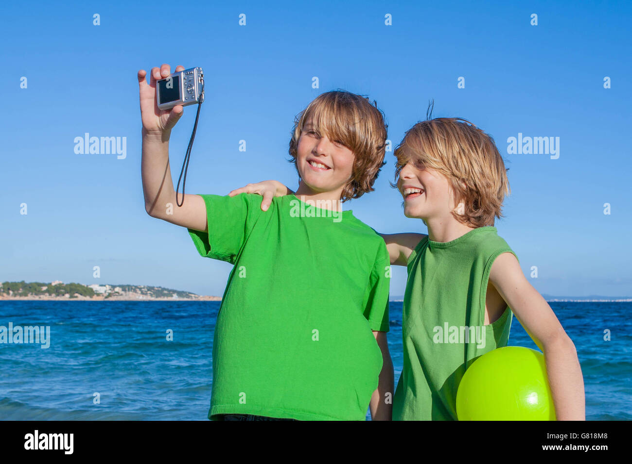 Kinder unter Selfie im Sommerurlaub in Mallorca Spanien Stockfoto