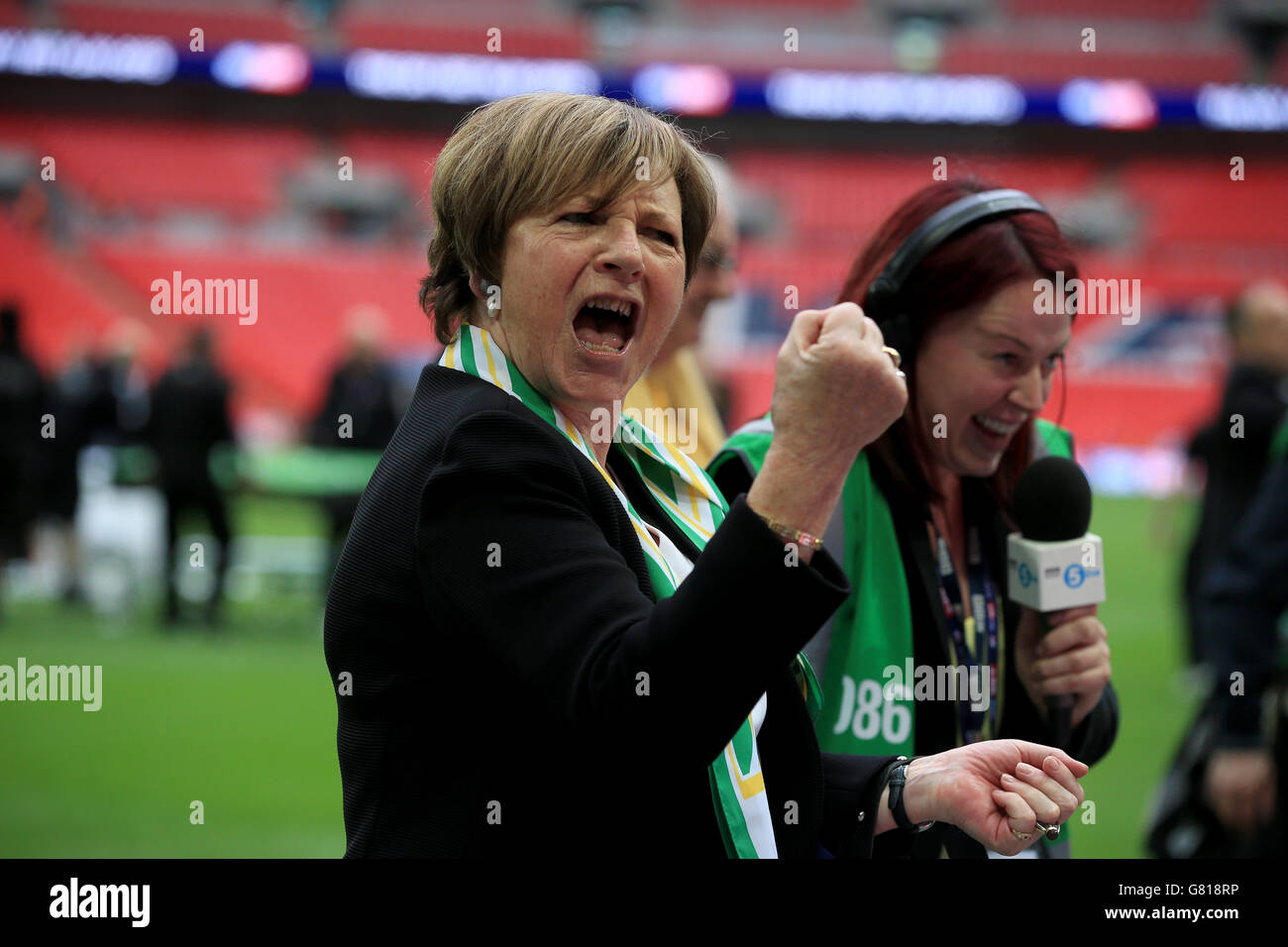 Norwich City Mehrheitsaktionärin Delia Smith feiert nach dem Sky Bet Championship Play Off Finale im Wembley Stadium, London. Stockfoto