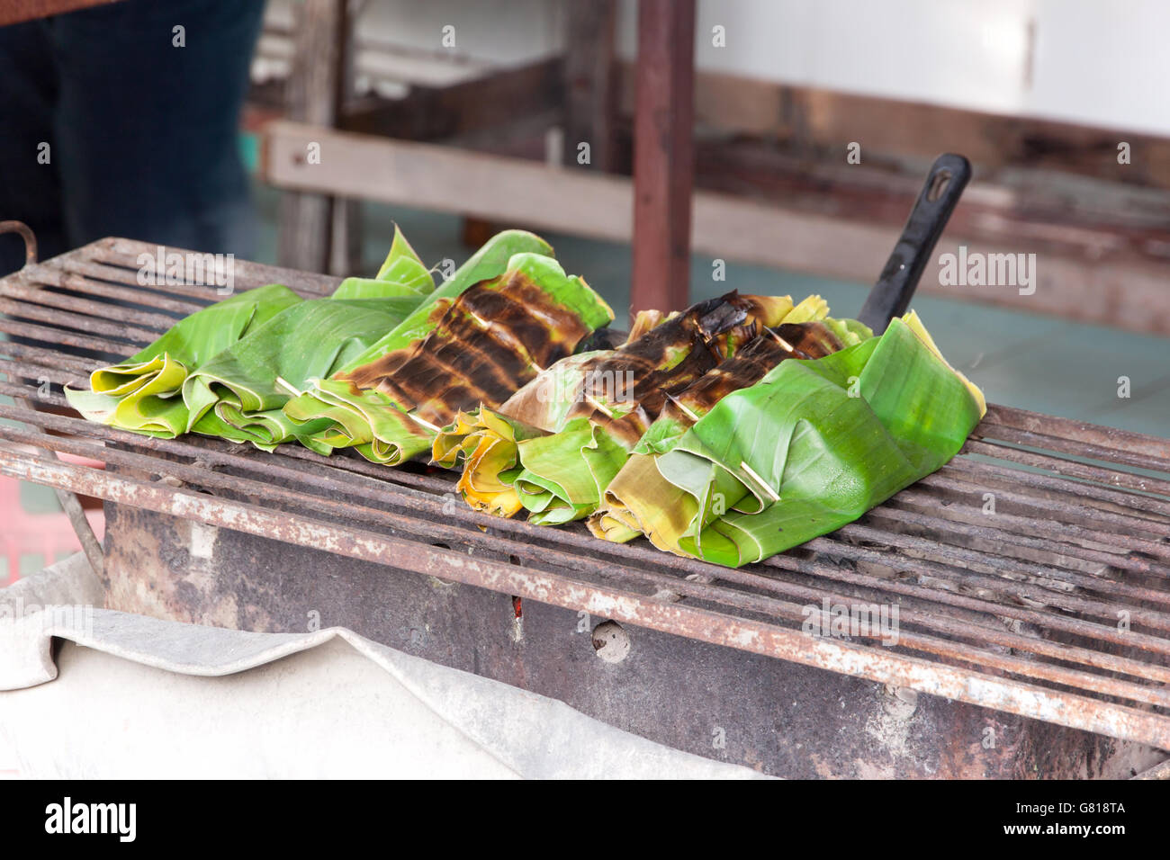 Fisch Curryblätter in Bananenblättern gegrillte durch Hitze auf dem grill Stockfoto