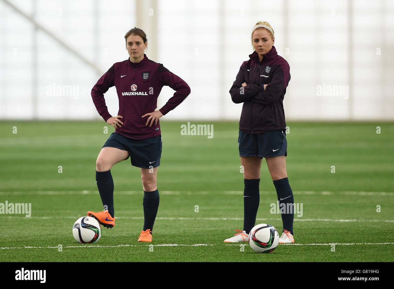 Fußball - England Women's Training - St. George's Park. England Women's Jade Moore (links) und Alex Greenwood (rechts) während einer Trainingseinheit im St. George's Park Stockfoto