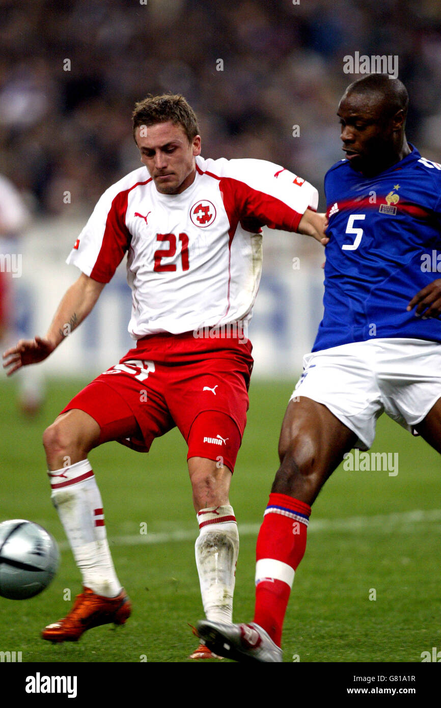 Fußball - FIFA Fußball-Weltmeisterschaft 2006 Qualifikation - Gruppe 4 -  Frankreich gegen Schweiz - Stade de France. Der französische William Gallas  und der Schweizer Daniel Gygax kämpfen um den Ball Stockfotografie - Alamy