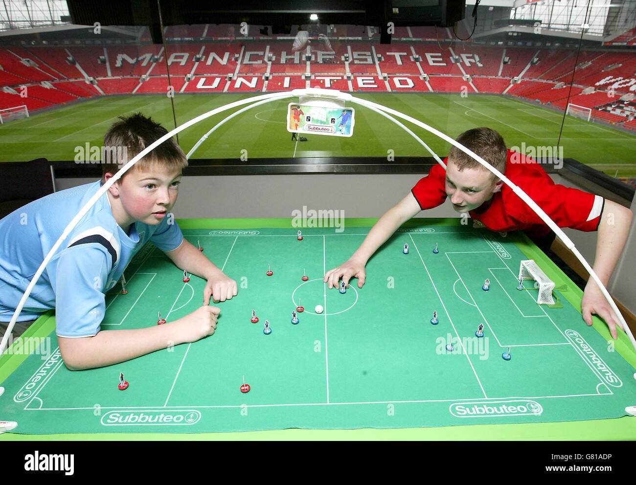 David James aus Cwmbran, Wales, spielt Alan Smith aus Dublin, Irland, bei der Einführung der neuen Version des subbuteo-Fußballspiels. Stockfoto