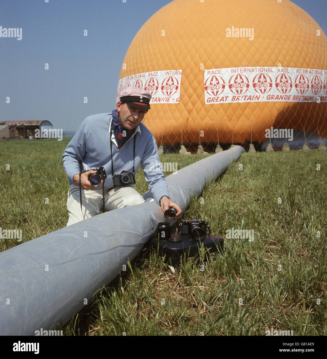 Ein Ballonfahrer bereitet seine Kameras für das Internationale Ballonrennen vor, das von der BBC organisiert wurde. Stockfoto