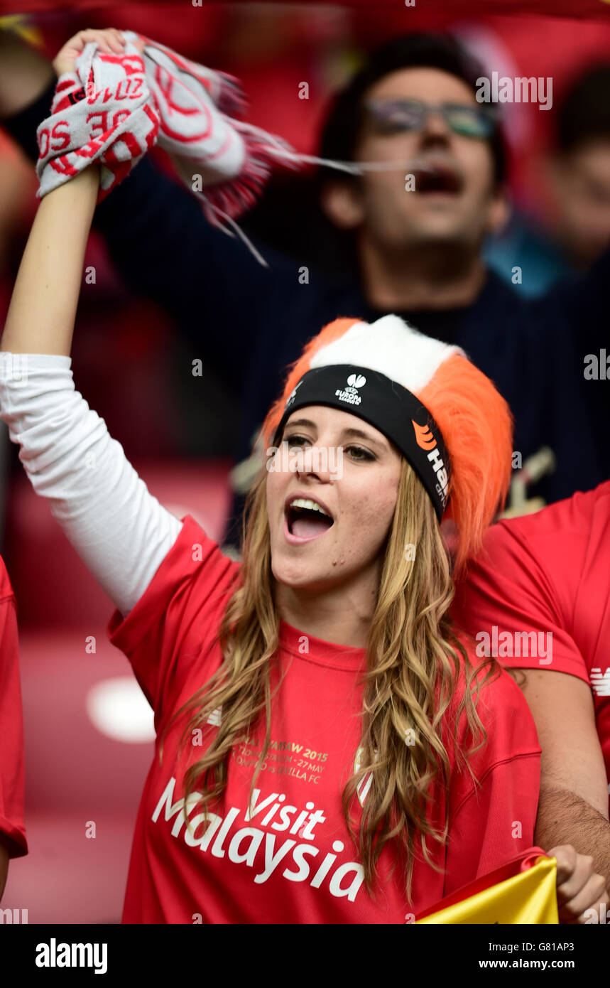 Fußball - UEFA Europa League - Finale - Dnipro Dnipropetrovsk gegen Sevilla - Stadion Narodowy. Ein Sevilla-Fan jubelt auf ihrer Seite auf den Tribünen Stockfoto