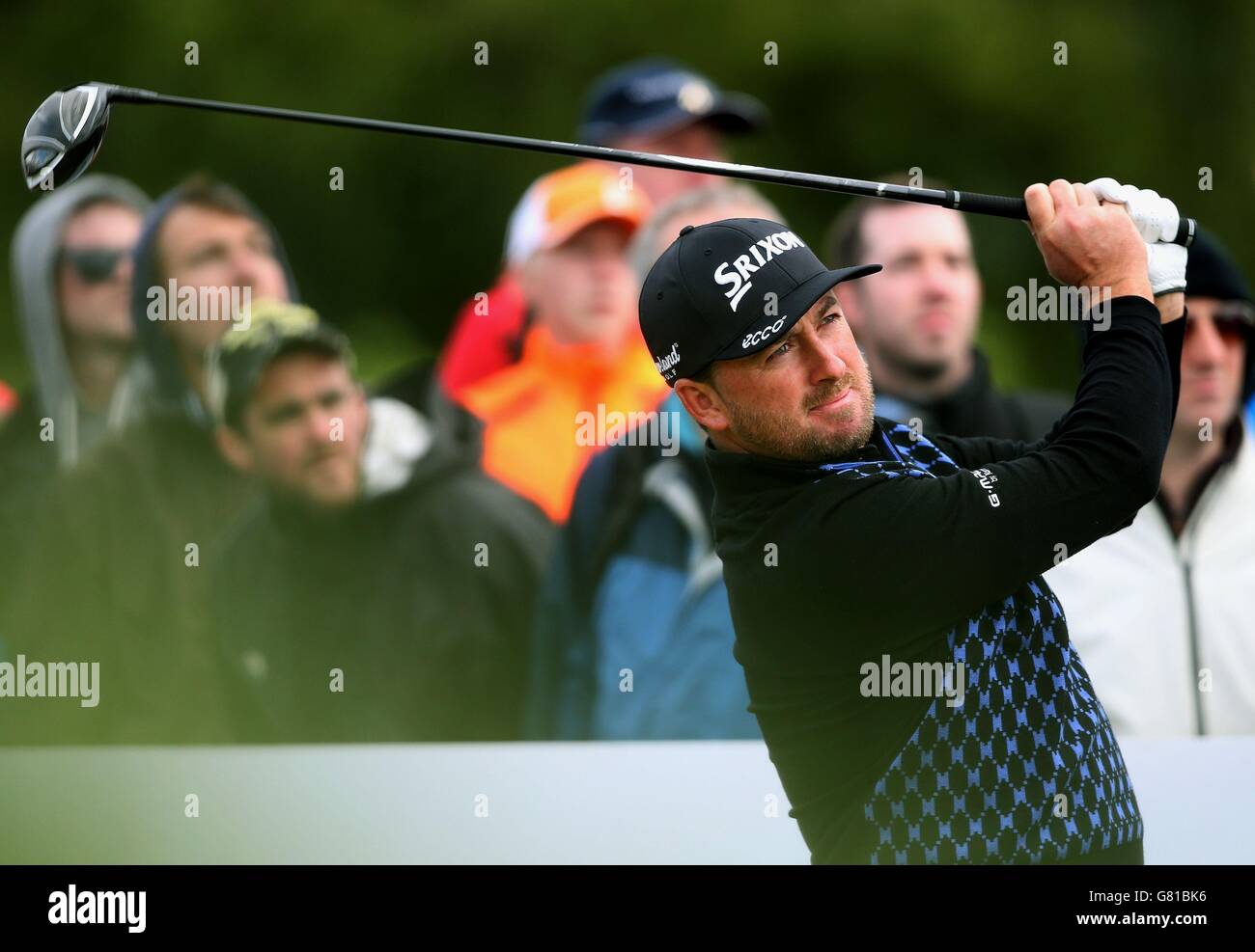 Graeme McDowell beobachtet sein T-Shirt vom 17. Während des ersten Tages der Dubai Duty Free Irish Open im Royal County Down Golf Club, Newcastle. Stockfoto