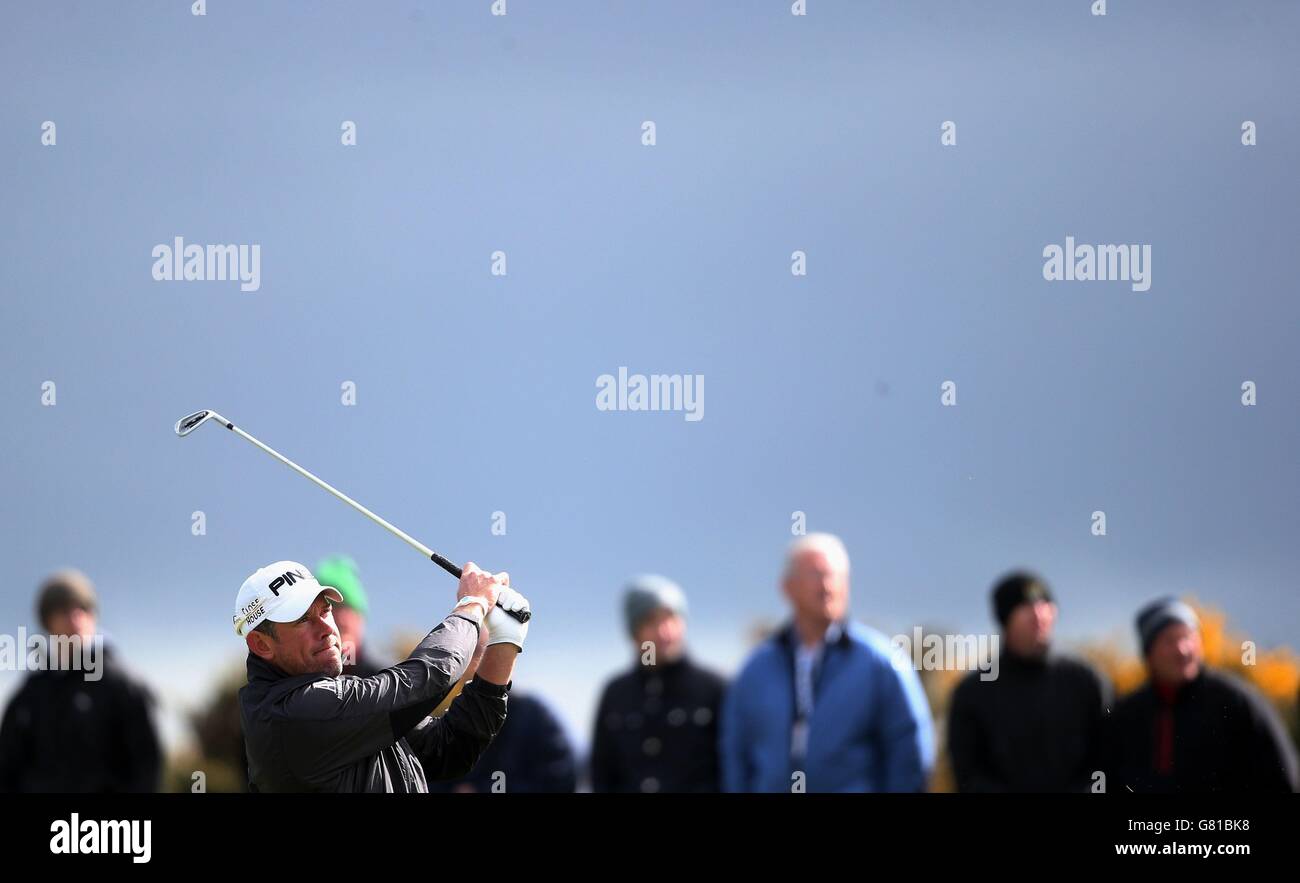 Lee Westwood beobachtet seinen zweiten Schuss am 18. Während des ersten Tages der Dubai Duty Free Irish Open im Royal County Down Golf Club, Newcastle. Stockfoto
