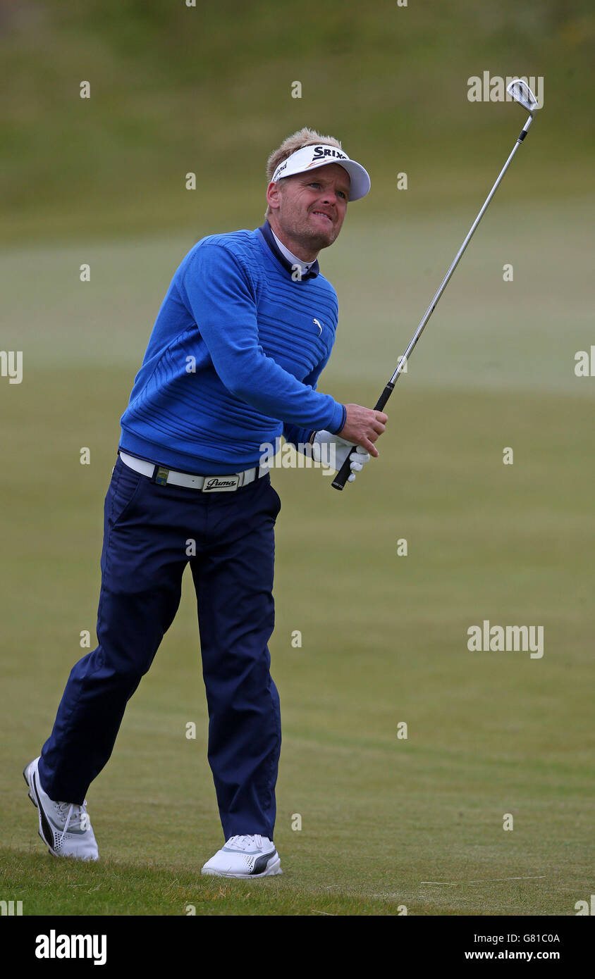 Soren Kjeldsen beobachtet seinen zweiten Platz am 9. Während des dritten Tages der Dubai Duty Free Irish Open im Royal County Down Golf Club, Newcastle. Stockfoto
