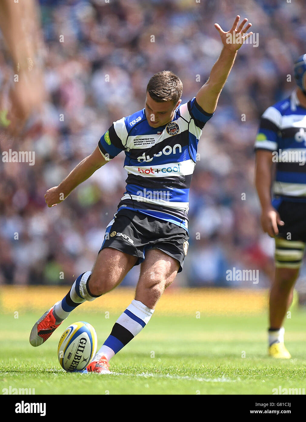 Rugby Union - Aviva Premiership Finale - Bath Rugby gegen Saracens - Twickenham. George Ford von Bath Rugby schlägt beim Aviva Premiership-Finale im Twickenham Stadium, London, eine Strafe. Stockfoto