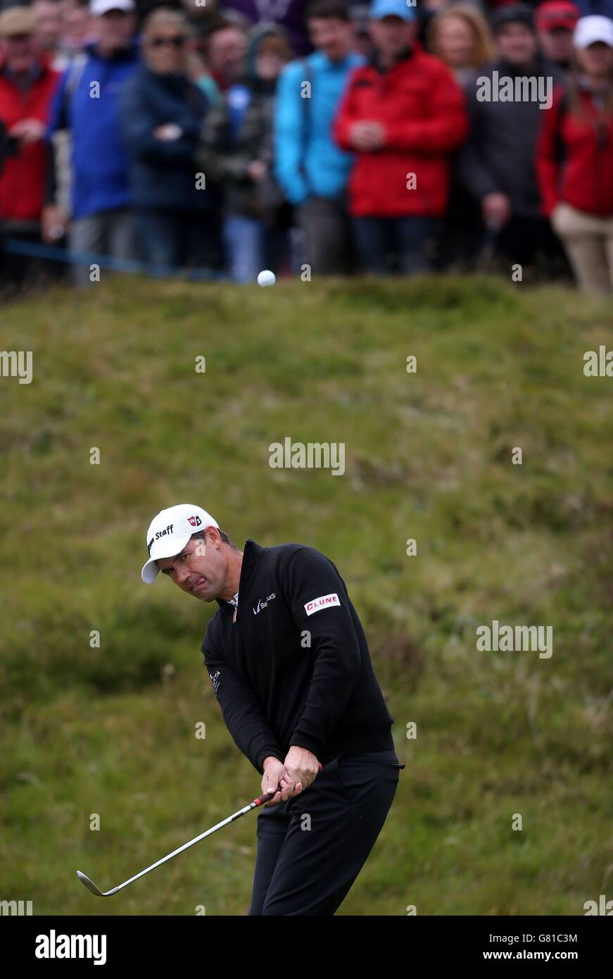 Am dritten Tag der Dubai Duty Free Irish Open im Royal County Down Golf Club, Newcastle, landet der irische Padraig Harrington auf dem ersten Grün. Stockfoto