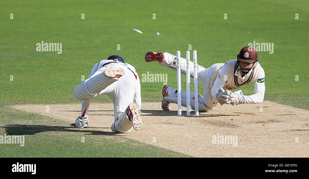 Ben Foulkes von Surrey versucht, Steven Clark von Lancashire zu stumpf zu machen. Stockfoto