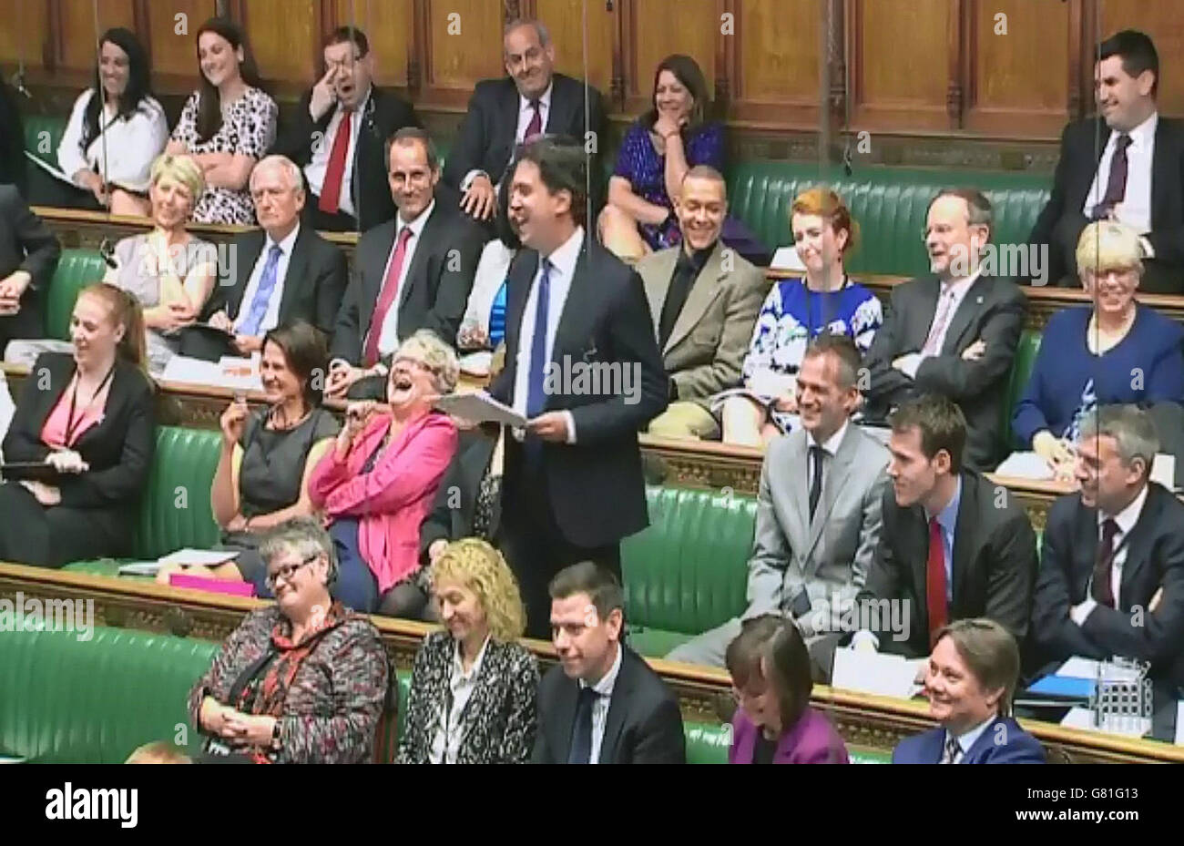 Der Labour-Backbencher Ed Miliband spricht im House of Commons, London, während das House die Rede der Queen debattiert. Stockfoto