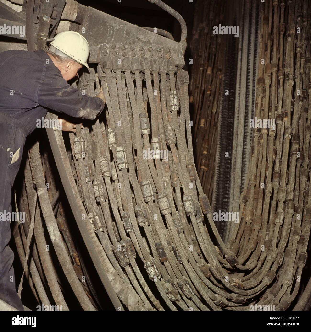 Kabel, die den modernen Stahlöfen im Werk Stocksbridge elektrischen Strom zuführen. Stockfoto