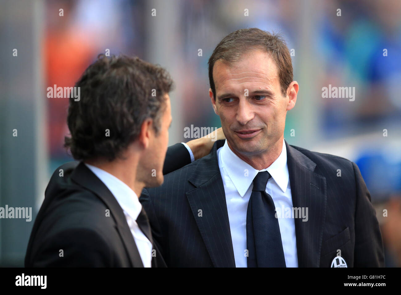Barcelona-Manager Luis Enrique (links) tauscht sich vor dem Spiel mit Juventus-Manager Massimiliano Allegri (rechts) aus. Stockfoto