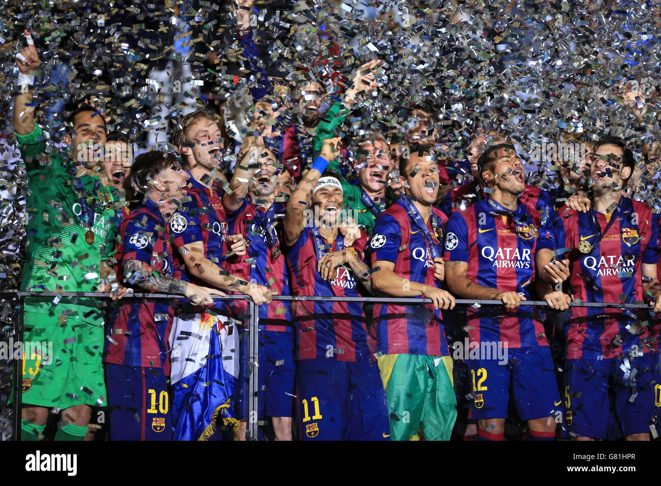 Fußball - UEFA Champions League - Finale - Juventus gegen Barcelona - Olympiastadion. Barcelona-Spieler heben die UEFA Champions League Trophy auf dem Balkon an, nachdem sie das UEFA Champions League-Finale gewonnen haben. Stockfoto