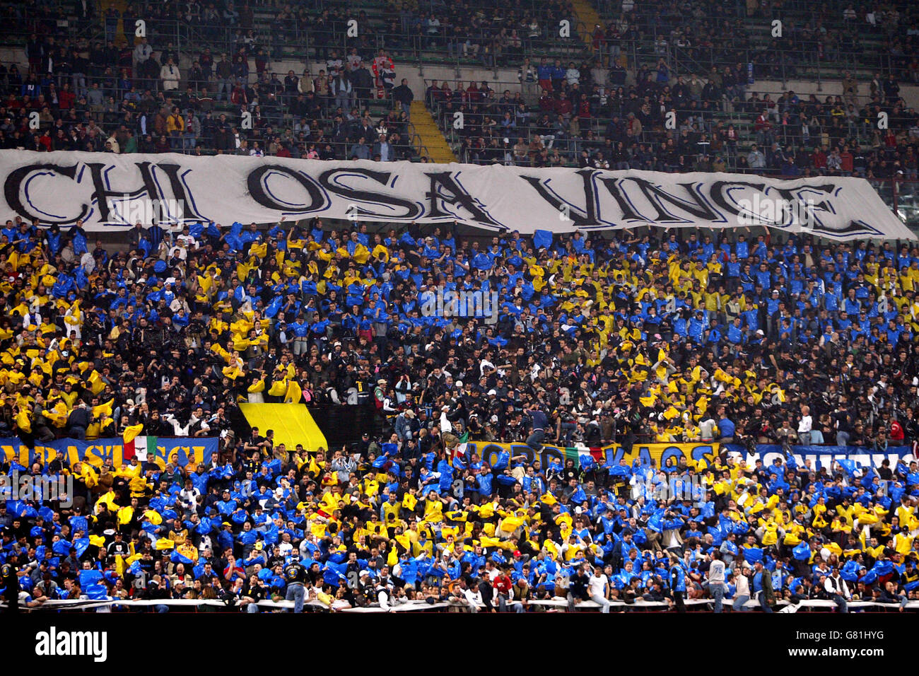 Inter Mailand-Fans zeigen ein Banner mit der Aufschrift „Wer wagt WINS“ Stockfoto