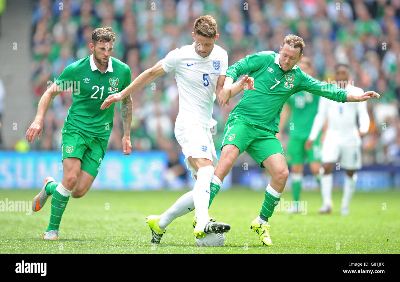 Englands Gary Cahill (Mitte) im Einsatz mit Daryl Murphy (links) und Aiden McGeady während des internationalen Freundschaftskampfes im Aviva Stadium, Dublin, Irland. DRÜCKEN SIE VERBANDSFOTO. Bilddatum: Sonntag, 7. Juni 2015. Siehe PA Story SOCCER Republic. Bildnachweis sollte lauten: Martin Rickett/PA Wire. EINSCHRÄNKUNGEN: Nutzung unterliegt FA-Einschränkungen. Kommerzielle Nutzung nur mit vorheriger schriftlicher Zustimmung des FA. Keine Bearbeitung außer Zuschneiden. Rufen Sie +44 (0)1158 447447 an, oder besuchen Sie www.paphotos.com/info/, um alle Einschränkungen und weitere Informationen zu erhalten. Stockfoto