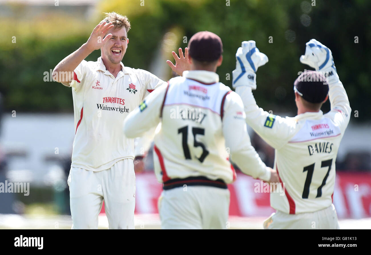 Tom Bailey von Lancashire (links) feiert die Teilnahme am Wicket von Billy Godleman von Derbyshire, am dritten Tag der LV= County Championship, Division Two Match im Southport und Birkdale Sports Club, Southport. Stockfoto