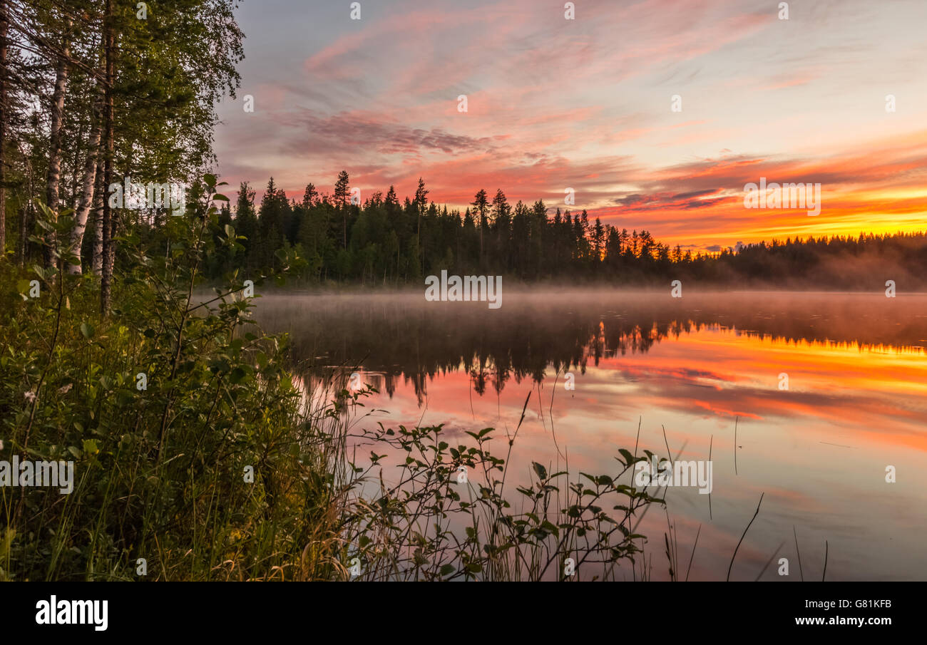 Sommernacht am See Kirchendorf, Kuhmo. Stockfoto