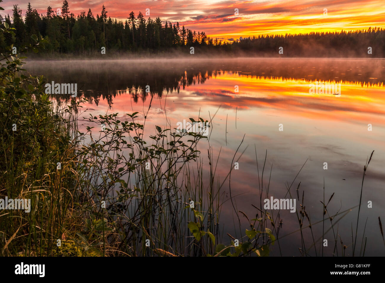 Sommernacht am See Kirchendorf, Finnland Stockfoto