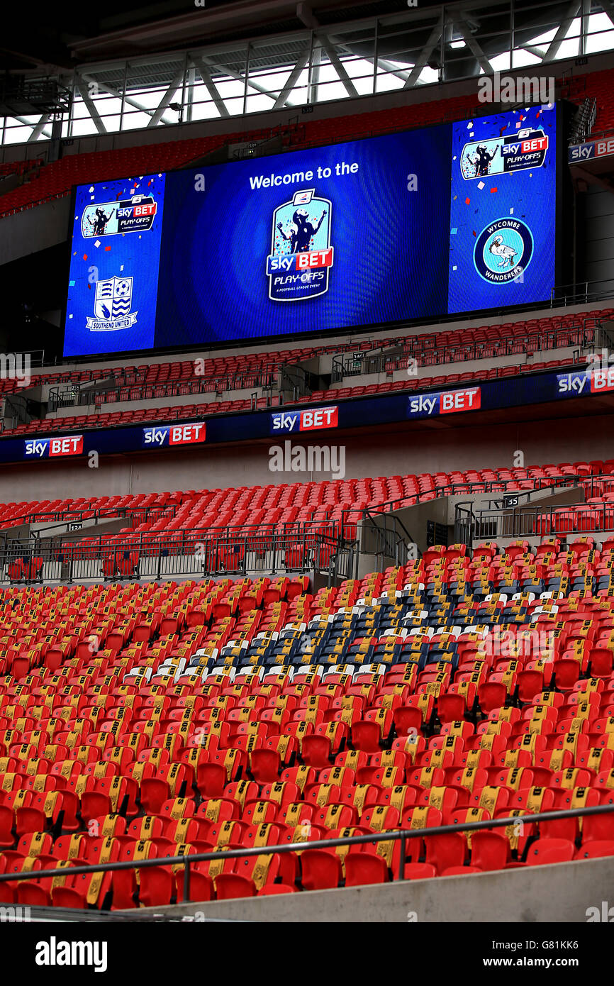 Vor dem Spiel werden die Sitze der Southend-Anhänger mit einem allgemeinen Blick auf Southend-Schals überzogen. Stockfoto