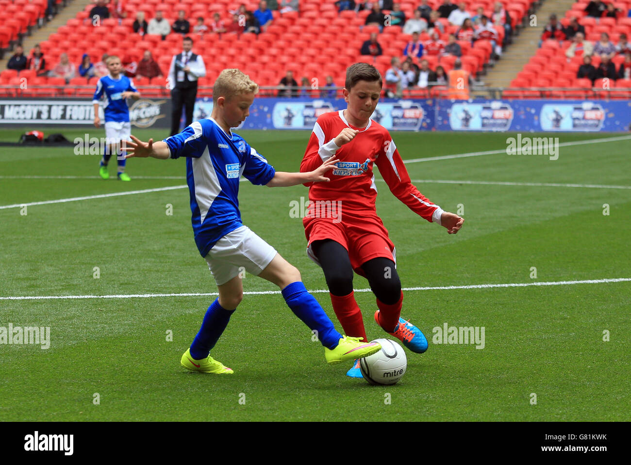 Eine allgemeine Ansicht der Aktion zwischen den Oaks Primär Schule und South Failsworth Grundschule während der Kinder+Sport Fußball League Kids Cup Finale Stockfoto