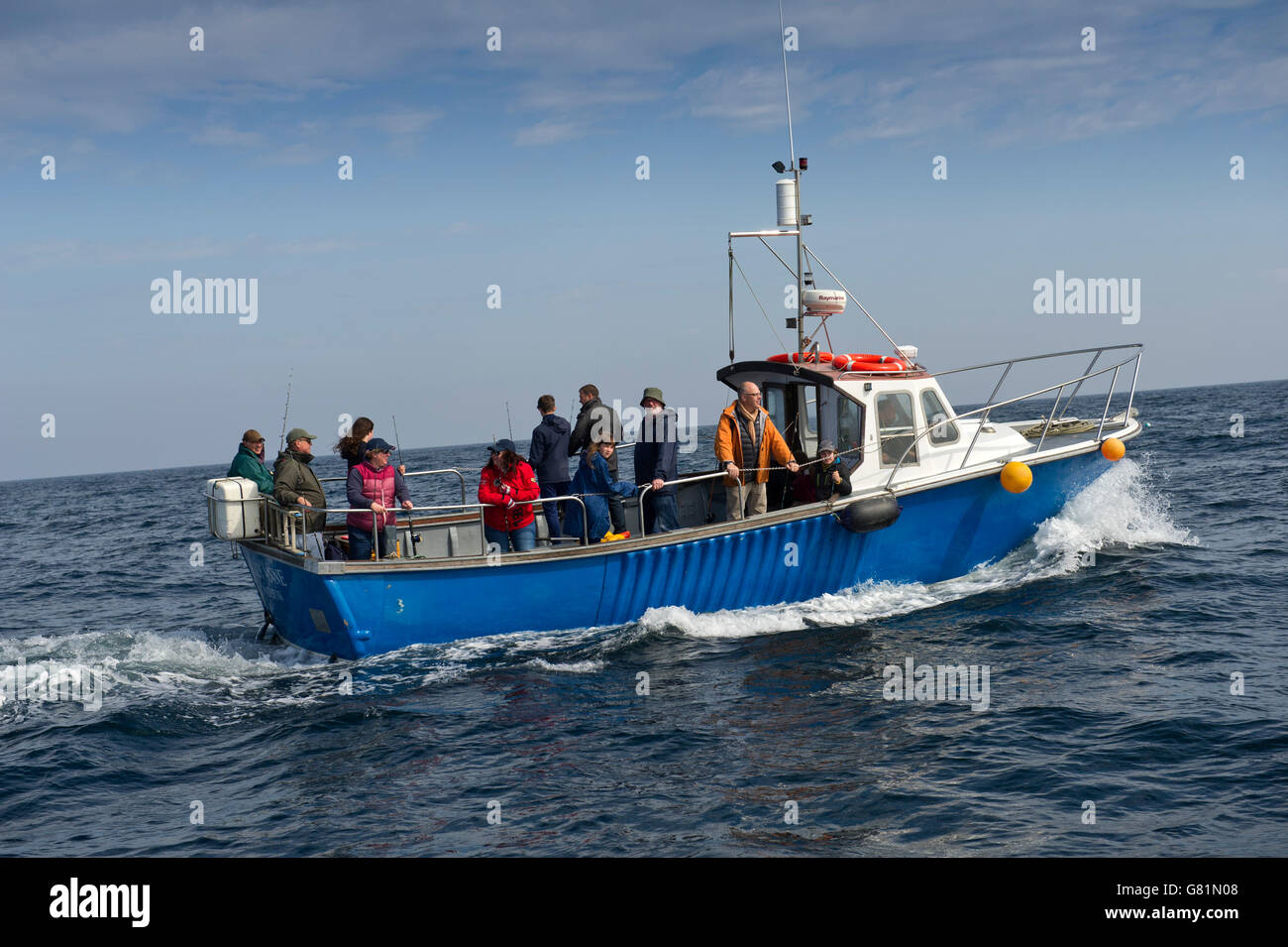 Catch & Koch an Rick Stein's Kochschule in Padstow, Cornwall, Großbritannien, wo Studenten fischen gehen dann Filet und Koch Ihren Fang. Stockfoto