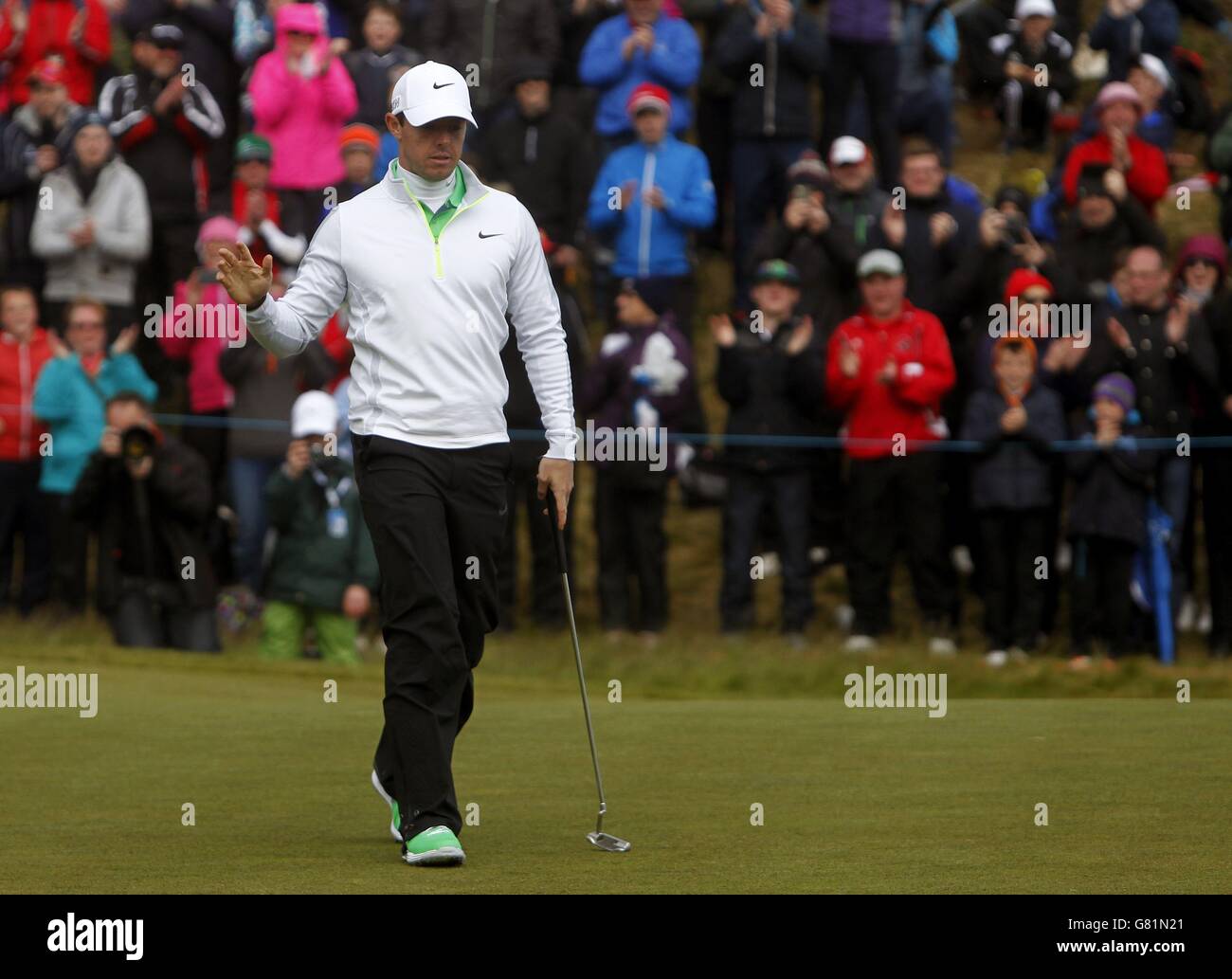 Am zweiten Tag der Dubai Duty Free Irish Open im Royal County Down Golf Club, Newcastle, begrüßt Rory McIlroy die Menge auf dem 18. Green. Stockfoto