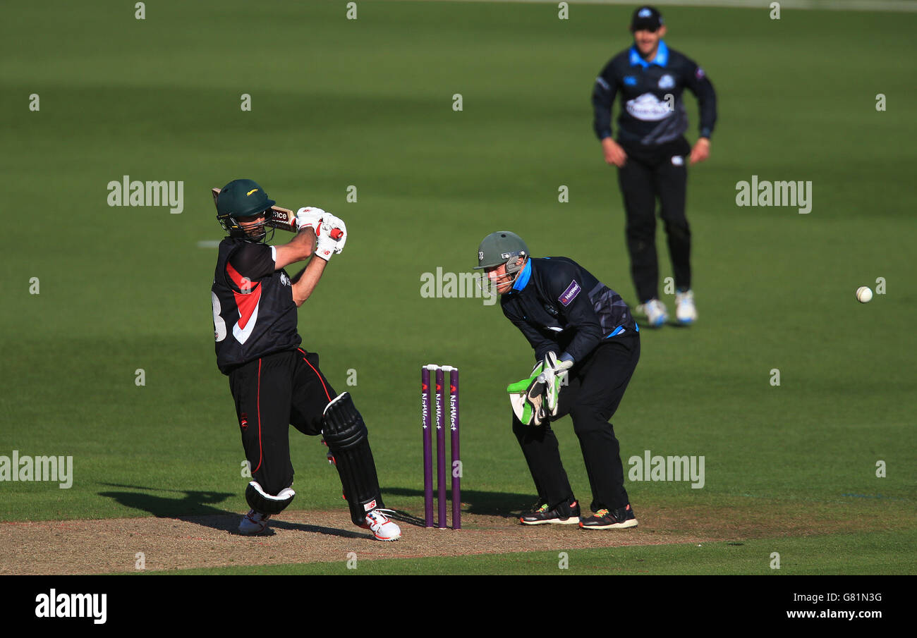 Leicestershire Foxes-Schläger Grant Elliott während seiner Aufnahmen von 33 Treffern, die Worcestershire Rapdis Wicketkeeper Ben Cox während des NatWest T20 Blast-Spiels in New Road, Worcester, beobachtet hat. Stockfoto