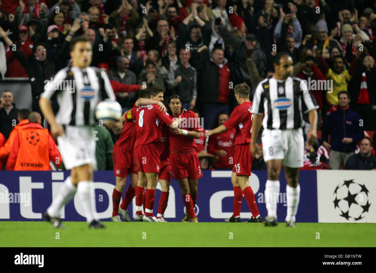 Fußball - UEFA Champions League - Viertelfinale - Erstes Teilstück - Liverpool gegen Juventus - Anfield. Liverpools Luis Garcia (versteckt) feiert mit Steven Gerrard und Milan Baros nach dem zweiten Tor gegen Juventus Stockfoto