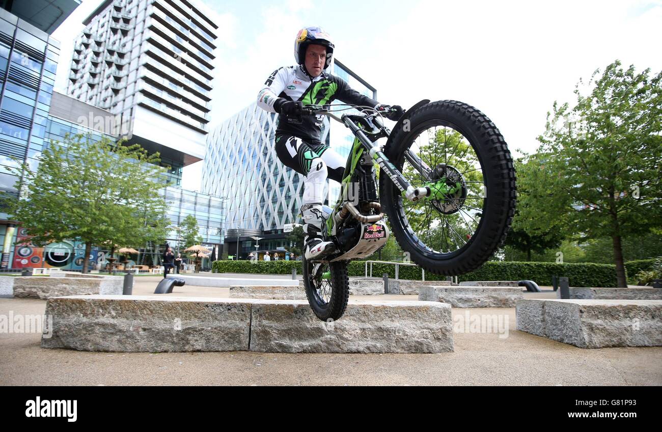 Cholmondleley Pageant of Power. Die Weltmeisterin für Fahrräder, Dougie Lampkin, führt auf dem Plaza in Media City eine Reihe von Stunts vor dem Cholmondleley Pageant of Power durch. Stockfoto