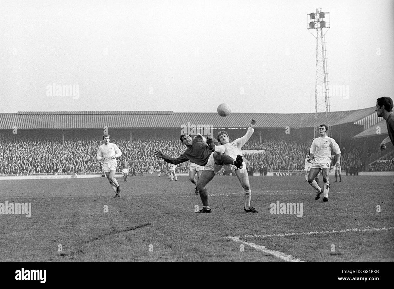 Middlesbrough links-back Gordon Jones (l) und Millwall außen-rechts Derek Possee beide tossle für den Ball während der Football League Division 2 Spiel in The Den, London. Stockfoto