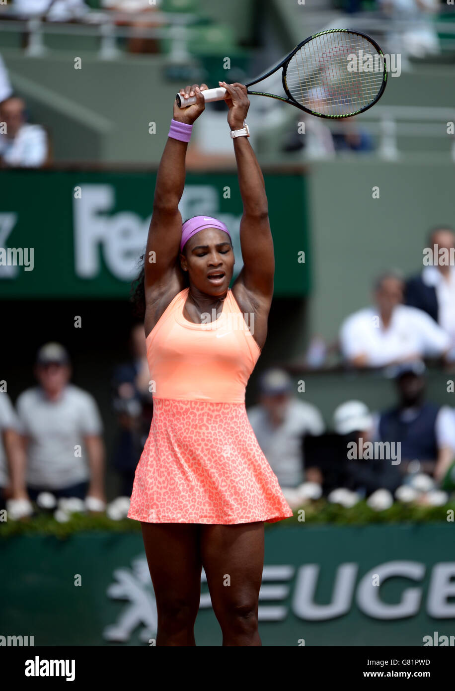 Serena Williams feiert während ihres Frauen-Singles-Matches gegen Sara Errani am 11. Tag der French Open bei Roland Garros am 3. Juni 2015 in Paris, Frankreich Stockfoto