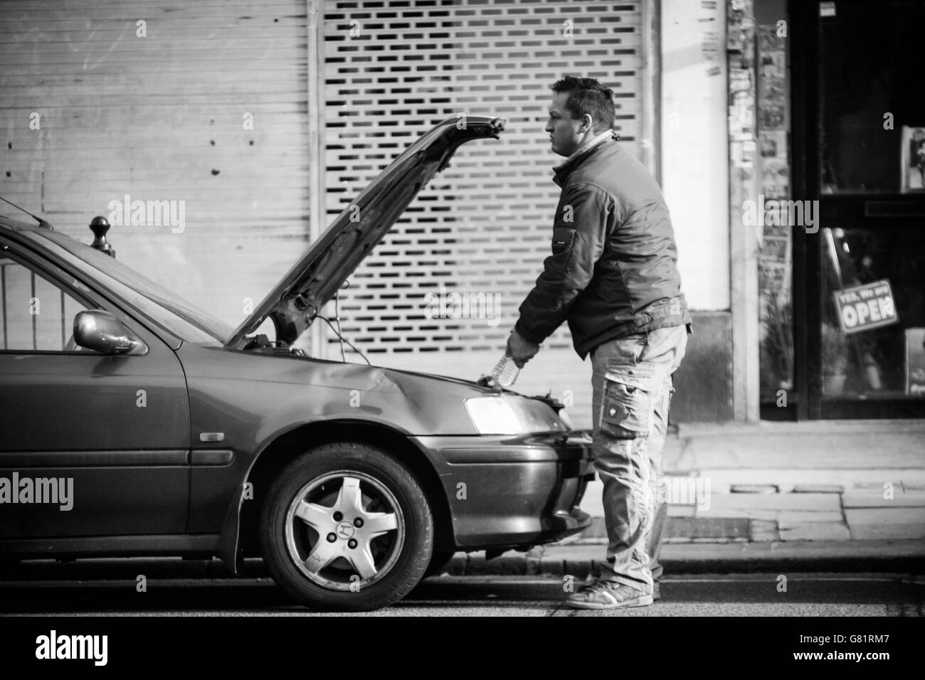 Ein Mann sein Auto reparieren Stockfoto